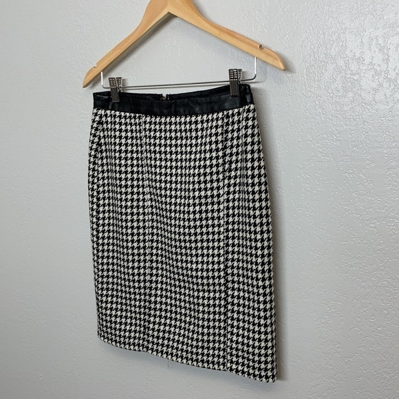 3/$25 Forever 21 Skirt, Size Medium black and white - Picture 4 of 15